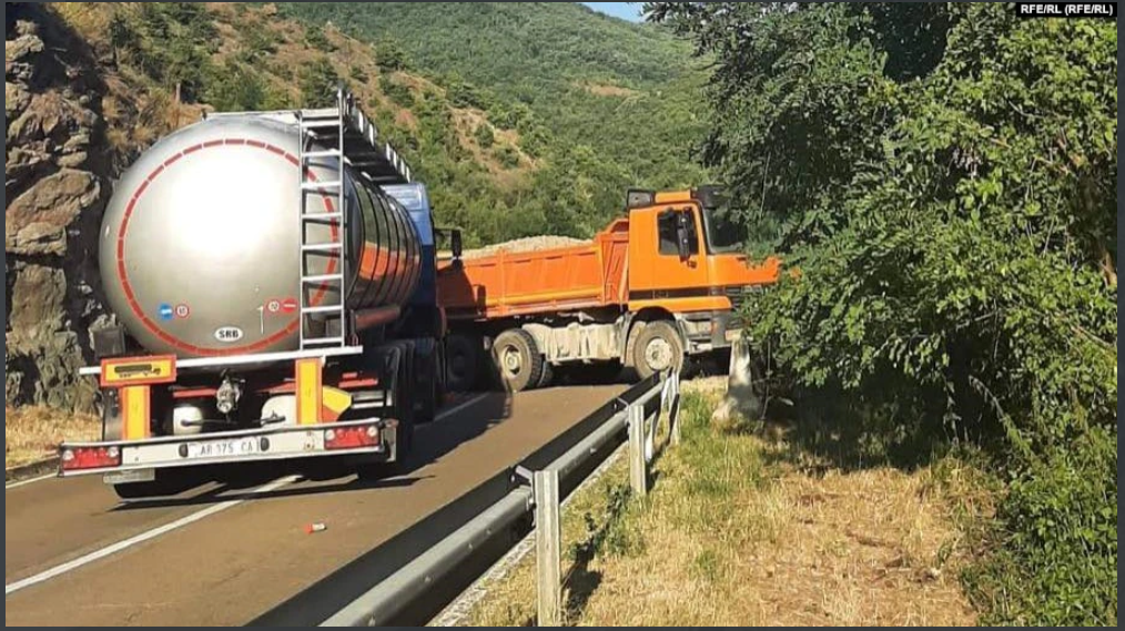 Bllokimi i rrugës në afërsi të pikëkalimit kufitar në Jarinjë që lidh Kosovën dhe Serbinë. 31 korrik 2022.Foto/REL