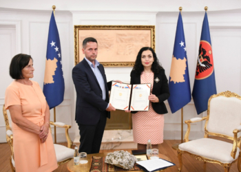 Presidentja Osmani ia dorëzoi “Urdhrin Hero i Kosovës” familjes së heroit Sali Çekaj