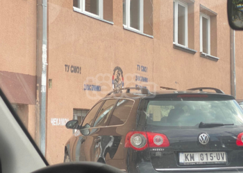 Grafitet “Këtu jemi – po presim” edhe në objektin e Komunës së Zveçanit