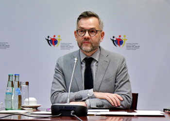 Roth në Shkup: Ndryshimet kushtetuese shpejtojnë rrugën drejt BE-së