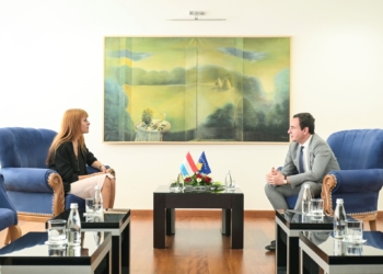 Kurt pret në takim lamtumirës ambasadoren e Luksemburgut në Kosovë, Natacha Gomes
