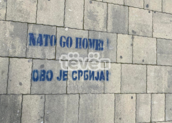 “NATO shko në shtëpi- kjo është Serbia”, grafitet e vendosura në sheshin e qytetit në veri të Mitrovicës