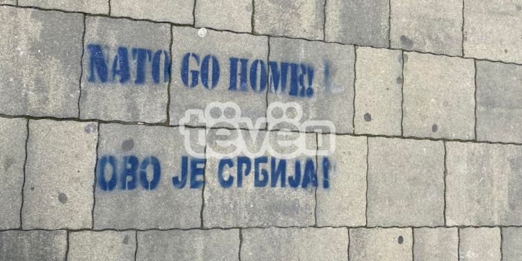 “NATO shko në shtëpi- kjo është Serbia”, grafitet e vendosura në sheshin e qytetit në veri të Mitrovicës