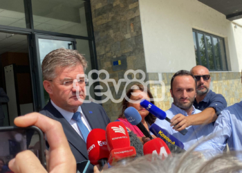 “NATO shko në shtëpi- kjo është Serbia”, grafitet e vendosura në sheshin e qytetit në veri të Mitrovicës