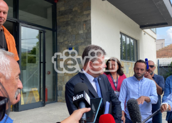 “NATO shko në shtëpi- kjo është Serbia”, grafitet e vendosura në sheshin e qytetit në veri të Mitrovicës