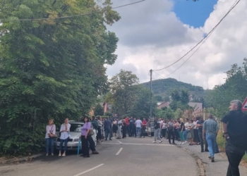 Serbët mblidhen para Policisë dhe gjykatës në Mitrovicë