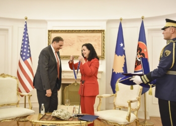 Osmani dekoron zëvendësambasadorin e SHBA-ve, me Urdhrin “Dr. Ibrahim Rugova”