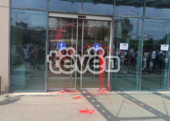 “Mbrojtje për vajzat dhe gratë”, protestuesit gjuajnë me ngjyrë Qeverinë