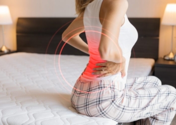 Këshilla që do t’ju ndihmojnë të flini më mirë kur keni dhimbje