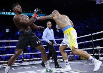 Usyk i padiskutushëm në boks,  fiton sërish ndaj Joshua-s dhe mbron titullin kampion