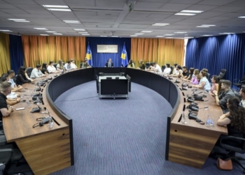 Kurti takon të rinj nga mërgata, diskutojnë mbi mundësitë e kontributit të tyre në Kosovë