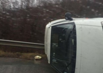 ​Përplaset me veturë nga muri i shtëpisë, dy të lënduar