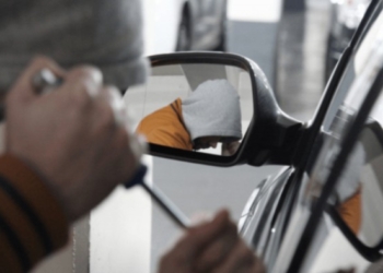 Dy të moshuar arrestohen për vjedhjen e disa veturave