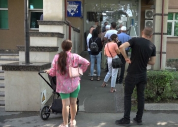 Qytetarët presin në radhë për pajisje me dokumente shkaku i grevës