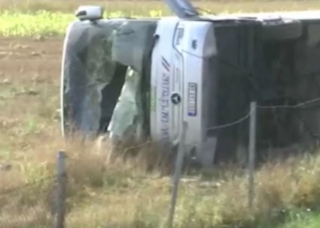 Një i vdekur dhe 25 të lënduar nga përmbysja e autobusit në rrugën Leskovc – Nish