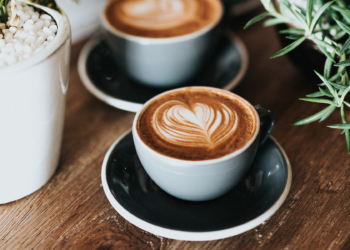 Kjo është arsyeja pse duhet ta pini kafen gjithmonë pas mëngjesit