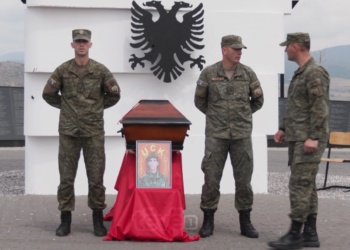 Rivarroset dëshmori Enver Pacolli, bashkëluftëtarë e familjarë flasin për veprën dhe cilësitë e tij