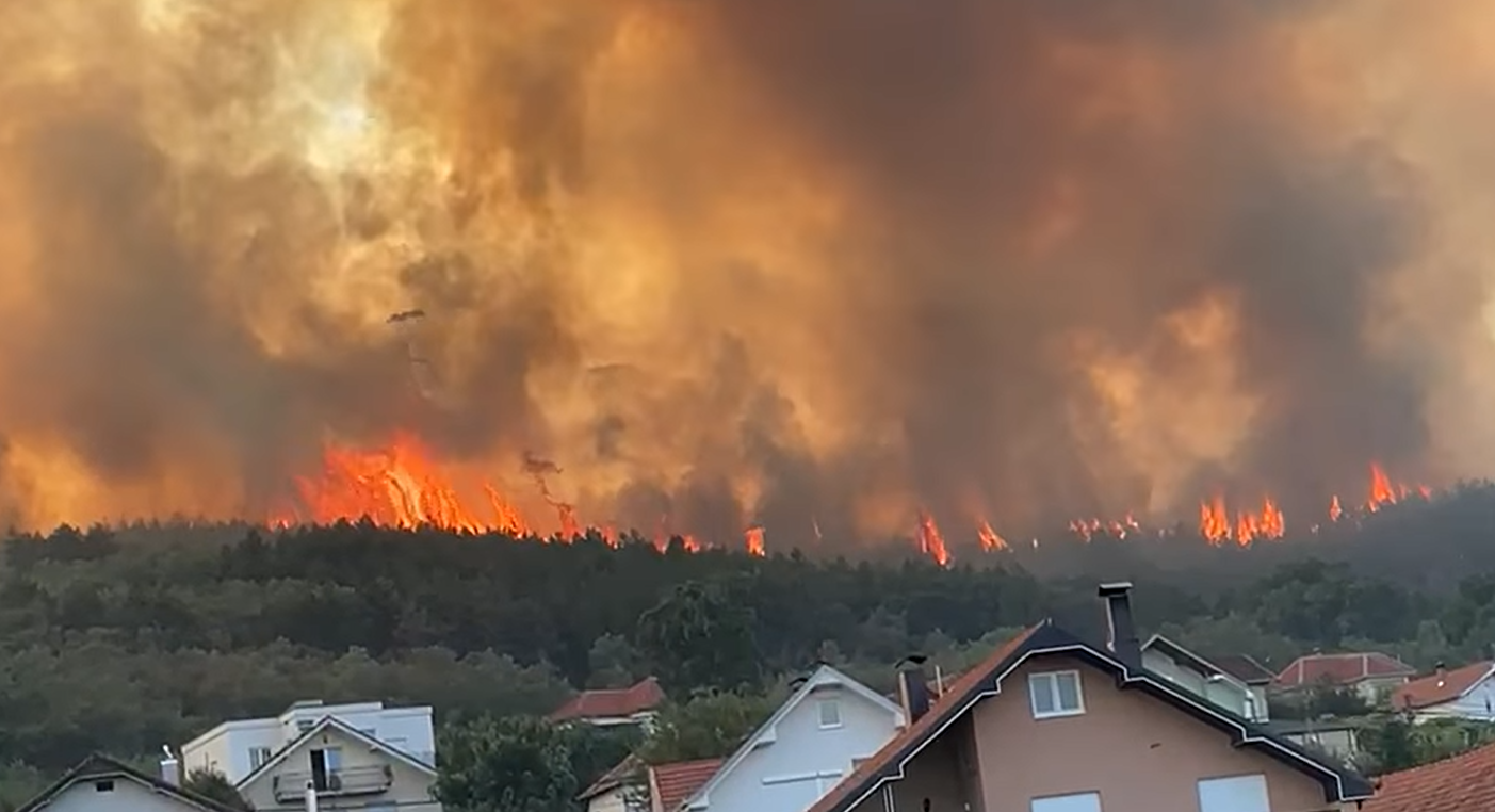 Zjarri i madh në Corroticë të Preshevës po rrezikon edhe shtëpitë
