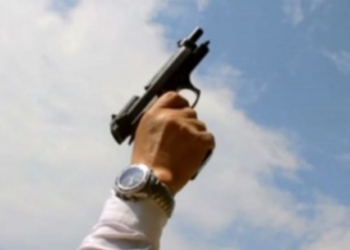 Gjuajtën më armë në një aheng familjar, arrestohen nga policia