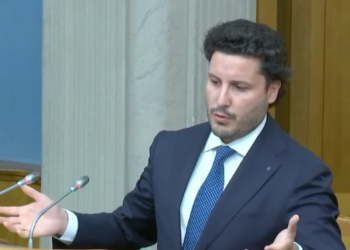 Gazetarë e opinionistë thonë se marrëveshja me Kishën Ortodokse Serbe rrëzoi Abazoviqin