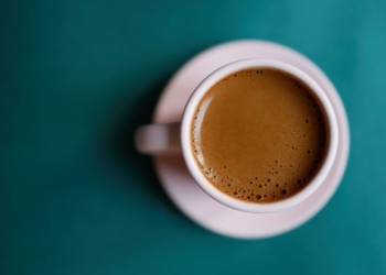 A është vërtetë e dëmshme të pish kafe të ndenjur?