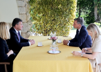 Lajçak takohet me Pahor, flasin për dialogun Kosovë – Serbi