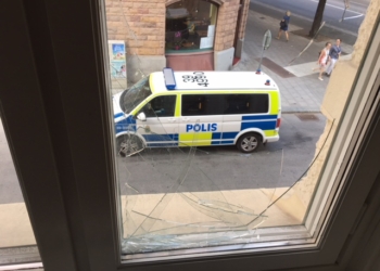 Të shtëna me armë në qendrën tregtare suedeze, raportohet për të vdekur