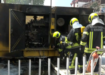 Përfshihet nga zjarri gjeneratori në oborrin e Ministrisë së Infrastrukturës