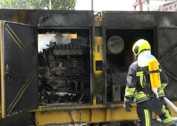 Përfshihet nga zjarri gjeneratori në oborrin e Ministrisë së Infrastrukturës