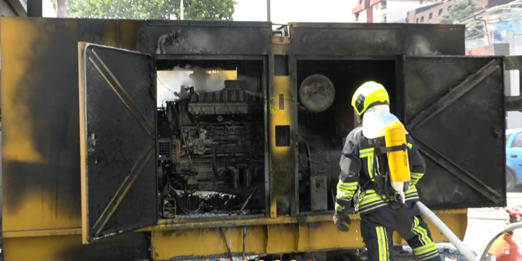 Përfshihet nga zjarri gjeneratori në oborrin e Ministrisë së Infrastrukturës