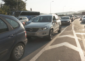 40 mijë kosovarë drejt bregdetit, kolona kilometrike në Rrugën e Kombit