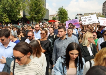 Krasniqi në protestën për 11-vjeçaren: Shteti urgjentisht të reagoj