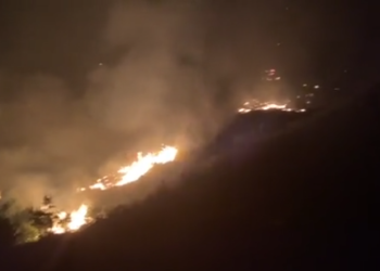 ​Rikthehen zjarret në Krujë, flakët po përhapen drejt banesave