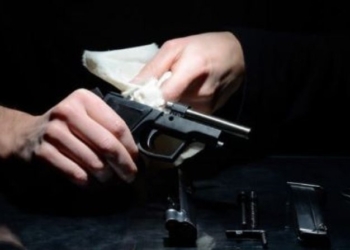 Një person vetplagoset duke pastruar armën në Mitrovicë