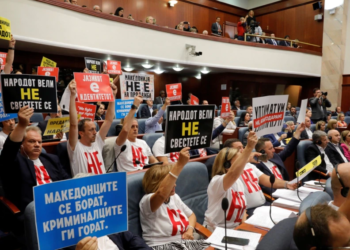 Pushteti dhe opozita përplasen për mbajtjen e referendumit