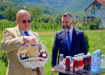 Ambasadori amerikan viziton ndërmarrësit në Shtërpcë