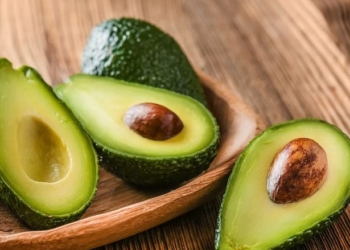 Ushqimet që ju ndihmojnë të mbani lëkurë rinore