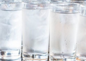 Çfarë rrezikojmë nëse pimë ujë të ftohtë menjëherë pas ngrënies