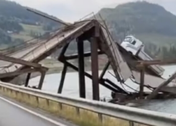 Shembet ura 150 metërshe në Norvegji, kamioni dhe vetura bllokohen në mes të lumit