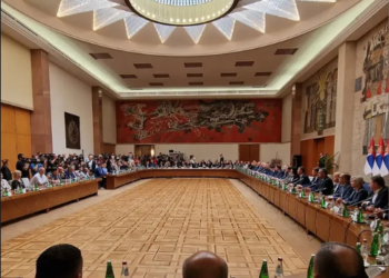 Vuçiq fillon takimin me serbët e Kosovës