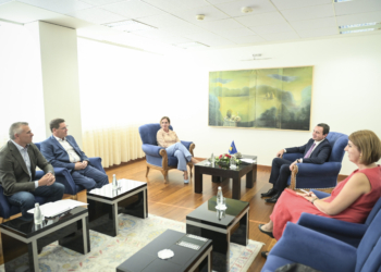 Kurti takohet me drejtuesit e fondacionit BESA, diskutojnë për sistemin dual të arsimit