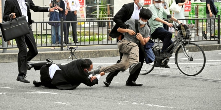 Vrasja e ish-kryeministrit, jep dorëheqjen shefi i policisë japoneze