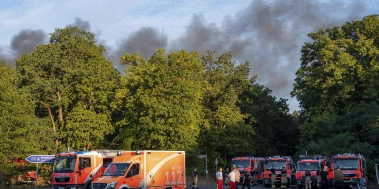 Merr flakë pylli nga shpërthimet në depon e municionit në Berlin