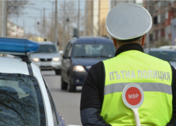 Tentuan të ndalojnë një autobus që transportonte emigrantë, vriten dy policë bullgarë