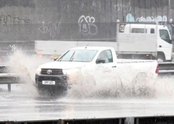Mbi 8 mijë rrufe e godasin Britaninë, rrugët kthehen në lumenj