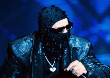 Capital T performoi i mbuluar tërësisht me maskë të zezë në Sunny Hill në Tiranë