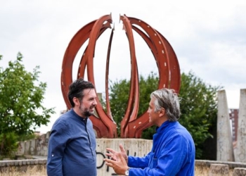 Ministri Çeku vizitoi veprën “xhepi i ngrirë”, pjesë e bienales Manifesta