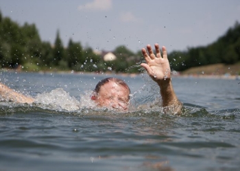 Hyrja e shpejtë në ujë mund të shkaktojë infarkt: Së pari duhet t’i lagni këto pjesë të trupit