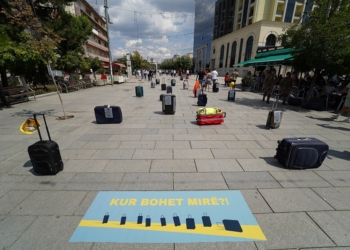 Historia e të rinjve që braktisin Kosovën tregohet nëpërmjet valixheve