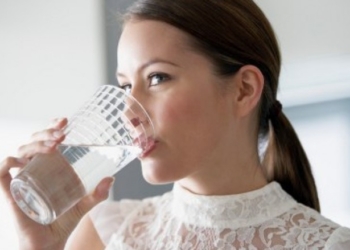 Niseni ditën duke pirë ujë, është tejet e rëndësishme